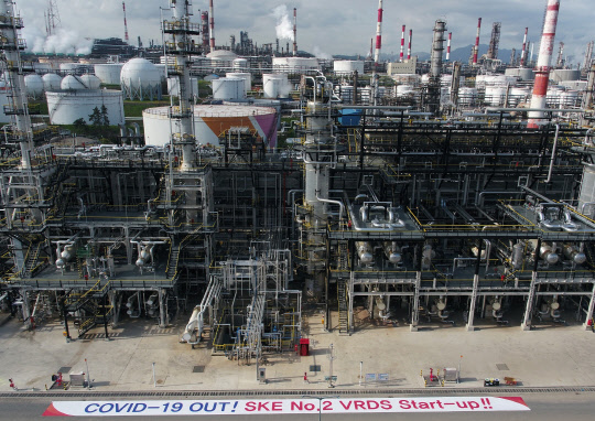 기계적준공 및 시운전을 마친 SK에너지의 감압잔사유 탈황설비(VRDS) 전경, 코로나19 종결 염원과 시운전을 마친 축하 메시지가 보인다.   SK이노베이션 제공